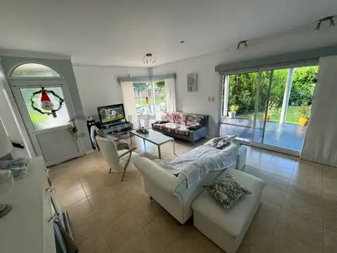 Casa 5 ambientes con 3 baños