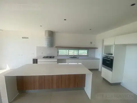 Casa 6 ambientes con 5 baños