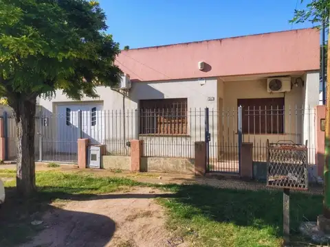 25 E/ 482 Y 483: CASA EN VENTA EN GONNET