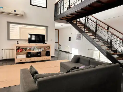 VENTA CASA 4 DOR CON PILETA EXC UBICACION UNQUILLO