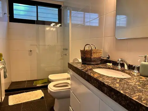 VENTA CASA 4 DOR CON PILETA EXC UBICACION UNQUILLO