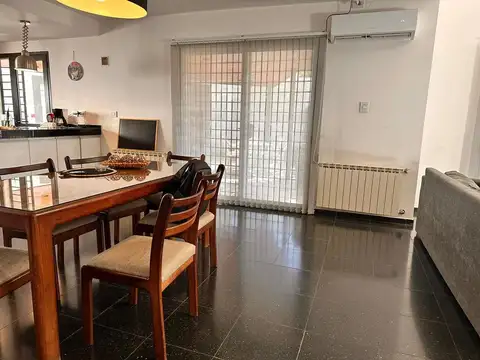 Casa 8 ambientes con 5 baños