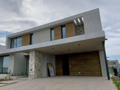 Casa 7 ambientes con 2 baños