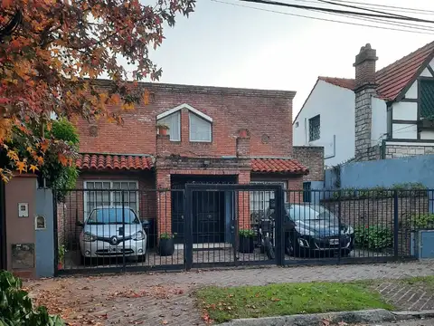 En excelente sector casa 1 planta, 3 dorm (1 suite) entrada auto 2 coche, amplio parque con pileta.