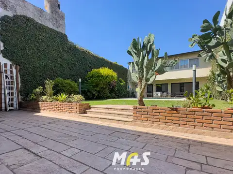 Casa 6 ambientes con 4 baños