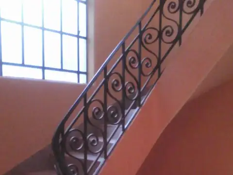 Edificio en block.  Local 160m2 en P.baja + Hostel en 1o, 2o y 3er. piso