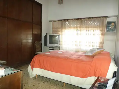 CASA   DEPTO 5 AMBIENTES C/ COCHERA EN VENTA