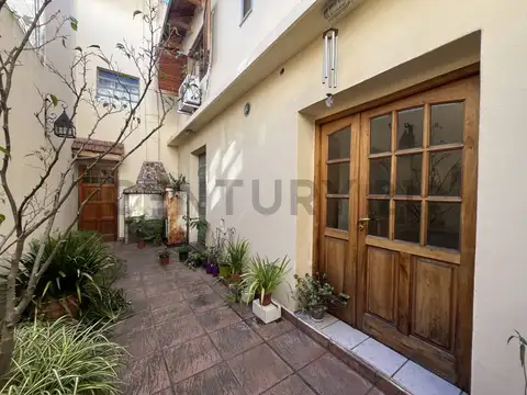 Oportunidad - Excelente Casa de 4 ambientes con Local propio al frente en pleno Barrio de Villa del