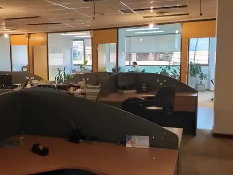 Oficina 9 ambientes con 2 baños