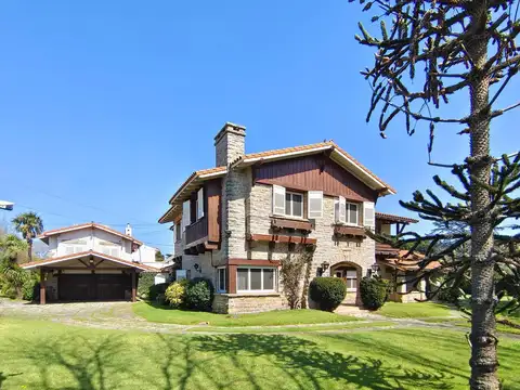 Residencia en Venta. Lote 2400. Sup. Cub. 800. Los Troncos