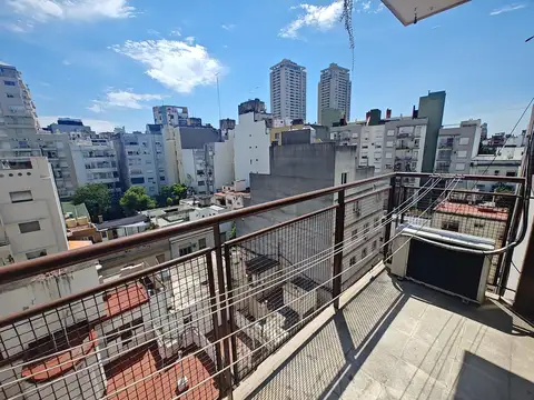 Dos Ambientes en exelente ubicación. Luminoso.