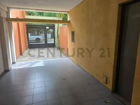 Excelente departamento 2 dormitorios con cochera y patio - 118 65 y 66