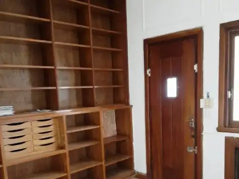 GRAN CHALET EN ALQUILER COMERCIAL/PROFESIONAL ZONA PLAZA MITRE 6 AMBIENTES + DEPENDENCIA + GARAGE + SÓTANO/DEPÓSITO + TERRAZA + 4 BAÑOS