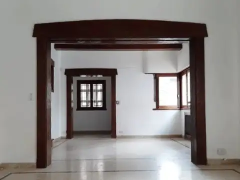 GRAN CHALET EN ALQUILER COMERCIAL/PROFESIONAL ZONA PLAZA MITRE 6 AMBIENTES + DEPENDENCIA + GARAGE + SÓTANO/DEPÓSITO + TERRAZA + 4 BAÑOS