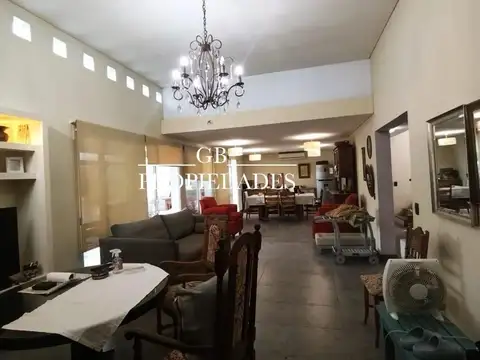 Casa en Venta con 6 cocheras