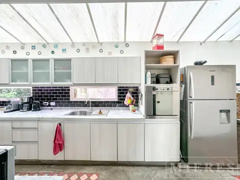 Casa 6 ambientes con 2 baños