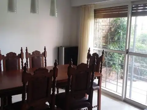 Venta de casa de cinco ambientes en Ezpeleta Este