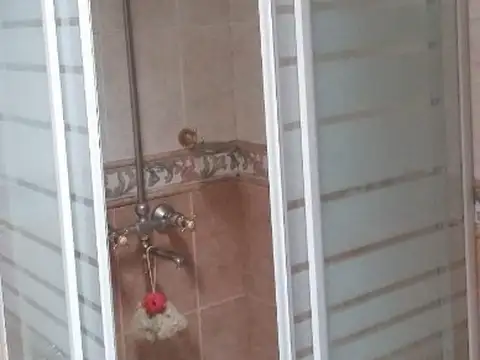 Venta de casa de cinco ambientes en Ezpeleta Este