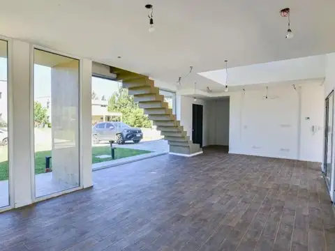 Casa 4 ambientes con 4 baños