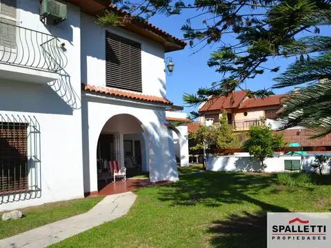 Casa en Venta con 2 cocheras