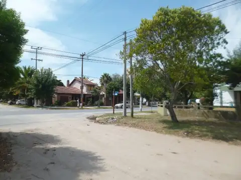 Casa de 3 Ambientes en Esquina sobre Avda. III