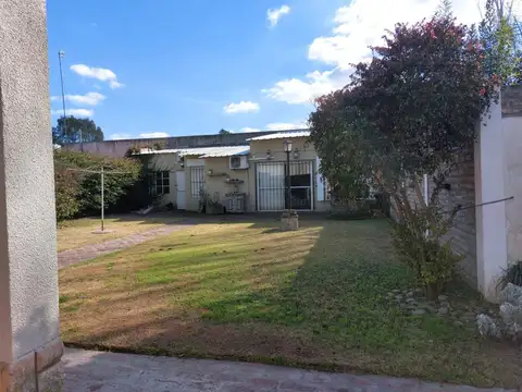 VENTA DE DOS CASAS QUINTA CON DEPTO Y PILETA