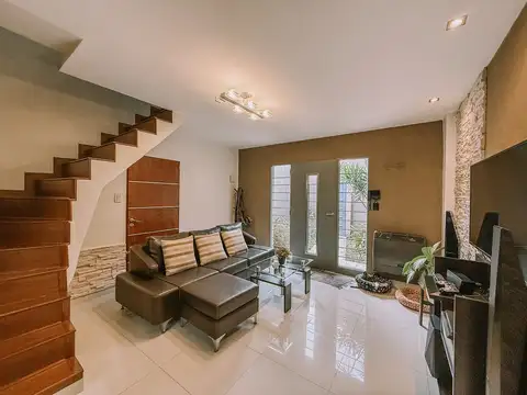 Casa 4 ambientes con 2 baños