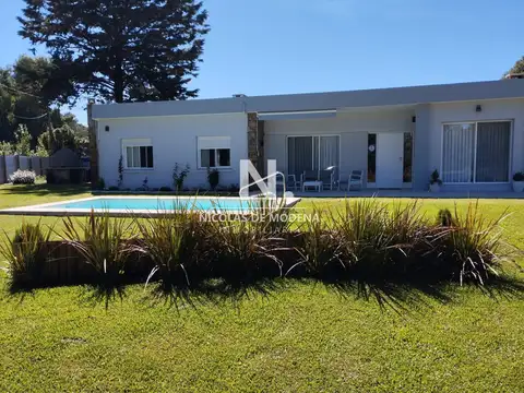 En venta casa en Solanas, de 4 dormitorios con parrillero y piscina