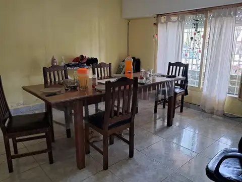 Casa 7 ambientes con 1 baño