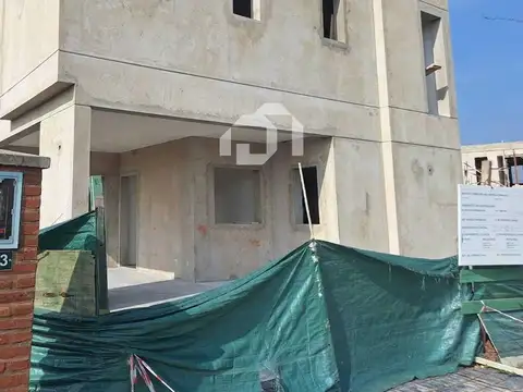 Casa en Venta con 4 cocheras