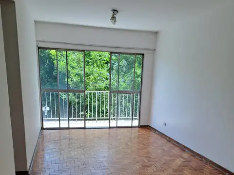 Amplio Monoambiente al frente con balcon  en venta en Coghlan