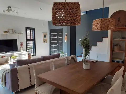 Casa 4 ambientes en venta en Barrio Parque Calchaquí. Quilmes Oeste.