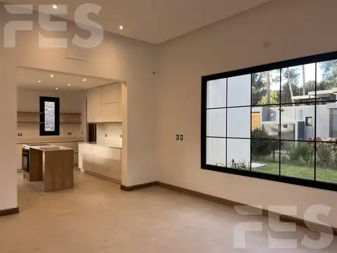 Casa en venta 4 ambientes en Pinamar Isla del Golf con pileta