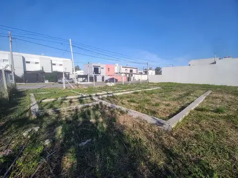 Terreno escriturado c/ bases para casa 200m2