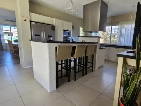 Casa 4 ambientes con 3 baños