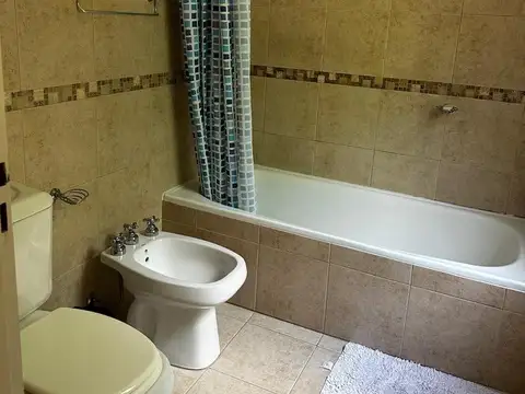 Casa en Alquiler con 1 cochera