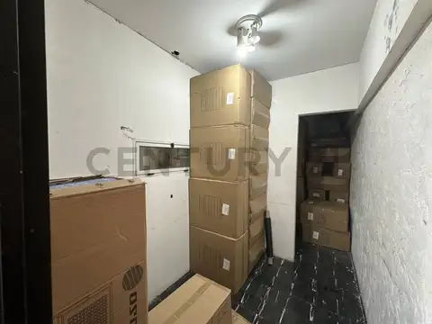 Venta Oficina en Once – IDEAL PARA DEPOSITO y con 3 despachos divididos.