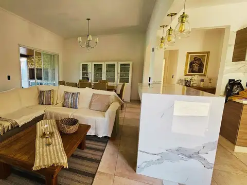Casa 4 ambientes con 3 baños