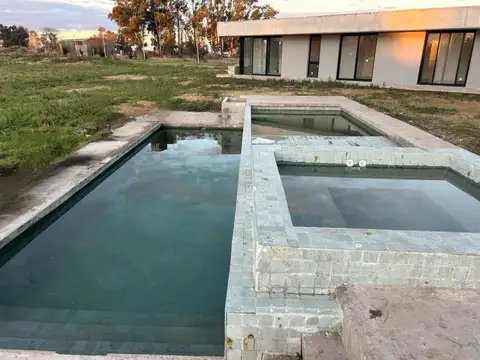 Casa 5 ambientes con 4 baños