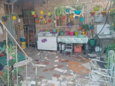 AMPLIA CASA 1 DORMITORIO CON PATIO AV. DEL ROSARIO Y AV. SAN MARTÍN