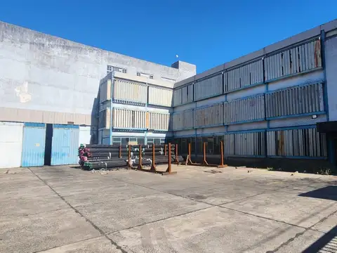 Planta Industrial 3.983 m² c/ Frente 3 calles sobre Avenida - 2 Puentes Grúas y Montacarga - Tablada
