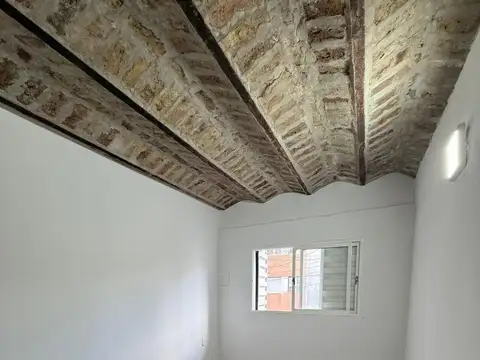 Mitre 1400. Pasillo Planta Alta. Un Dormitorio y comodín.