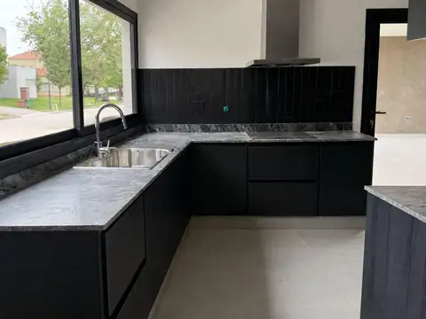 Casa 9 ambientes con 2 baños