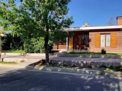 Casa 5 ambientes con 2 baños