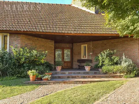 Casa 10 ambientes con 4 baños