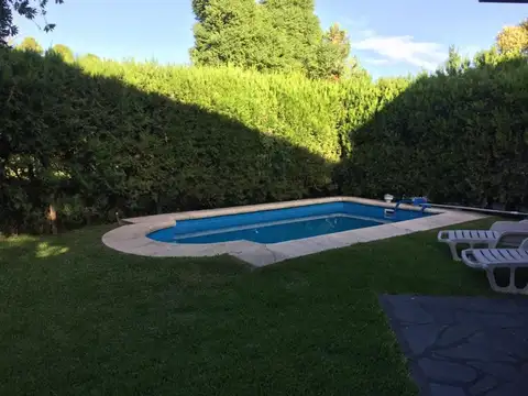 Casa en Alquiler con 4 cocheras