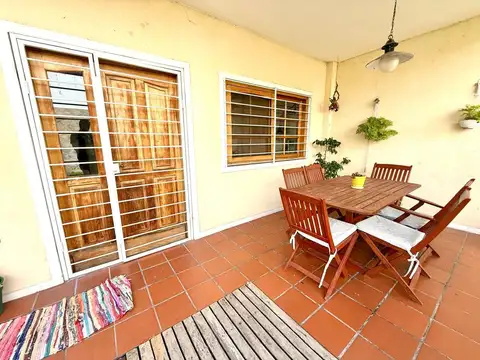 Casa 4 ambientes con 2 baños