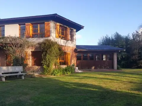 IMPORTANTE CHALET SOBRE DOS LOTES EN VENTA