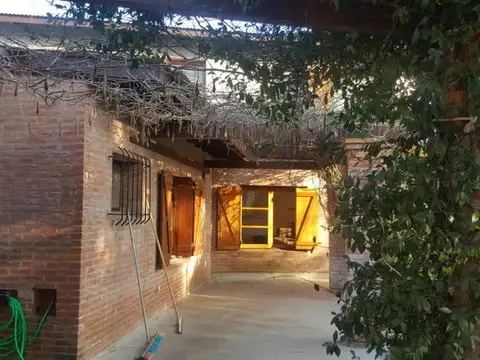 Chalet 5 Ambientes con gran jardín y quincho - Acevedo  al 6900