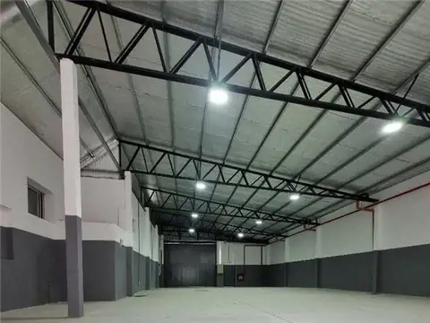 Galpón con local a estrenar, sobre avenida, en Barracas